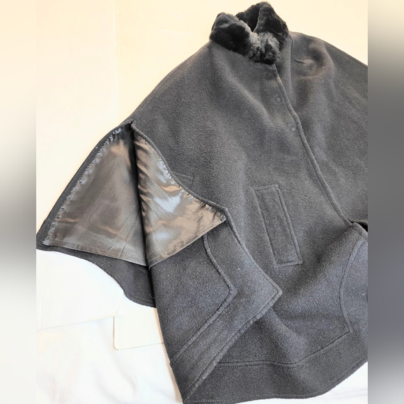 Short Black Wool Blend Cape With Rex Rabbit Fur Collar. Small - Picture 4 of 13